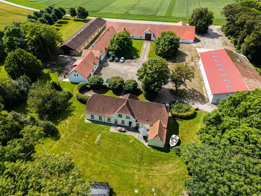 Luftfoto af Faurholtvej 10 med den gamle landejendom og de grønne omgivelser